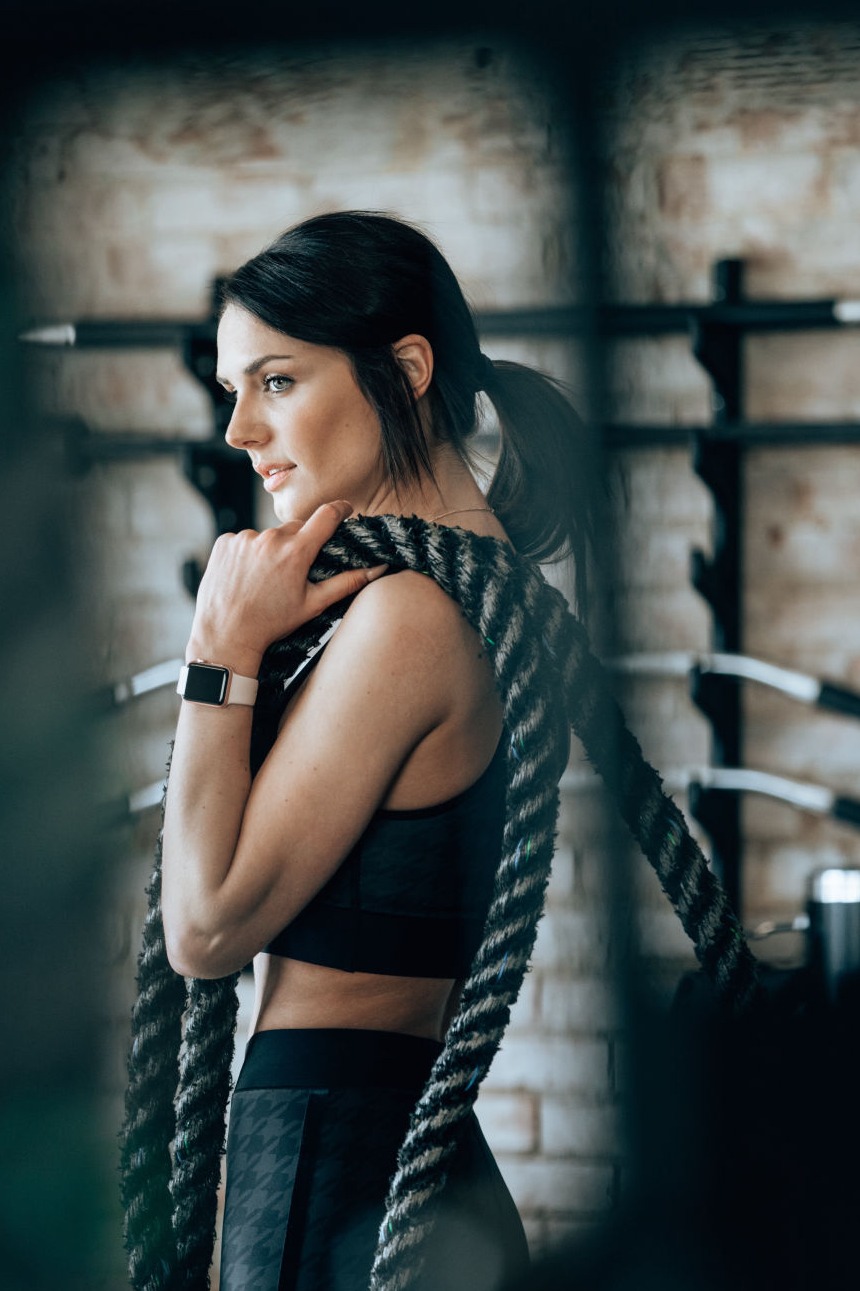 O femeie cu o frânghie de fitness